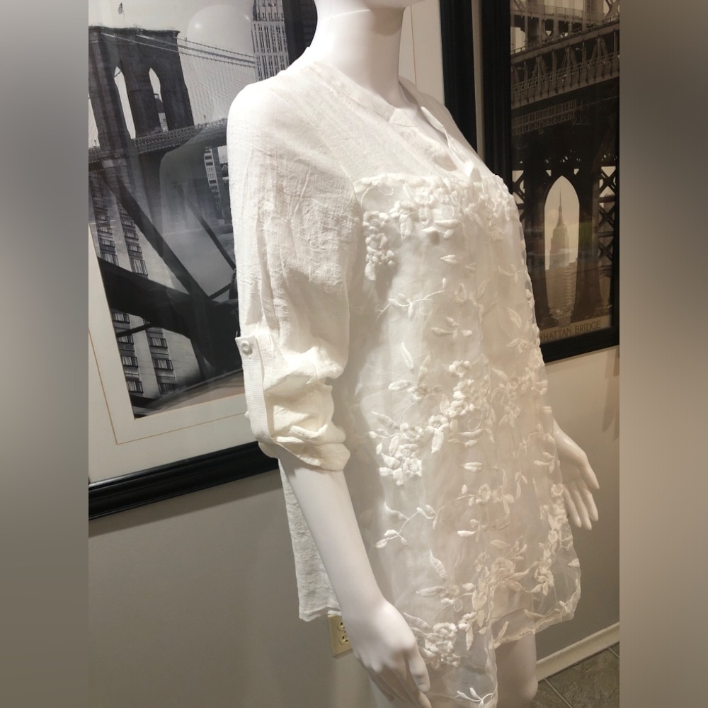 Elegant White Floral Embroidered Women's Top - Picture 5 of 13